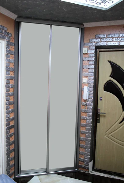 Sürgülü kapılı gardırop. Mobilyalar. İç tasarım.