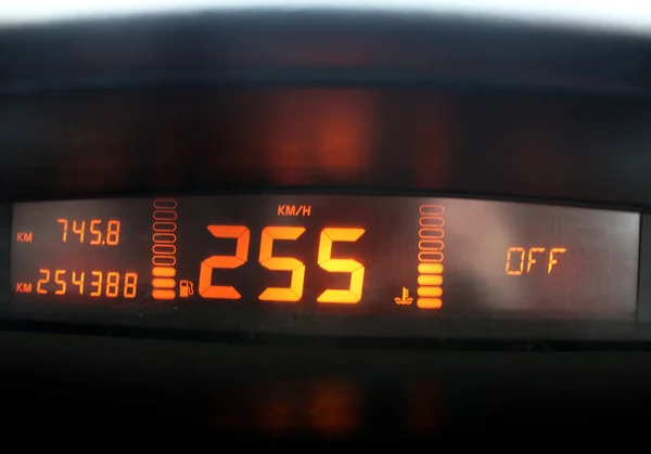 Velocímetro del coche. Tráfico de alta velocidad. Panel electrónico . — Foto de Stock