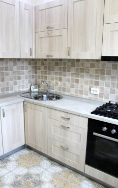 Gri mutfak dolapları. İç tasarım