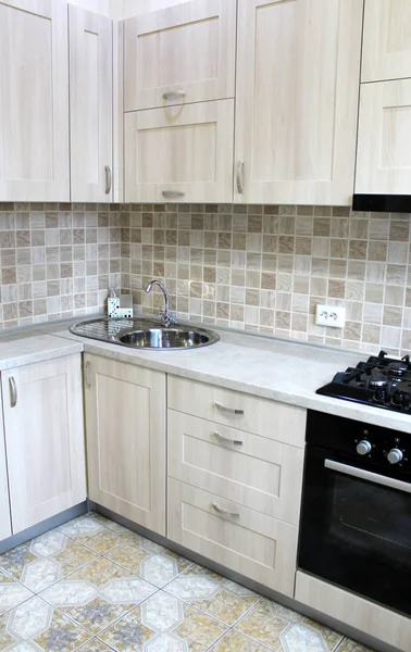 Gri mutfak dolapları. İç tasarım