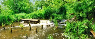 Nehrin panoramik görüntüsü ve yaz aylarında küçük bir şelale.