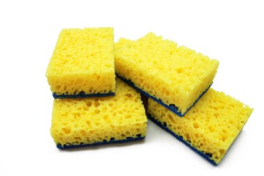 Beyaz arka planda izole edilmiş bulaşıkları yıkamak için sarı sünger.