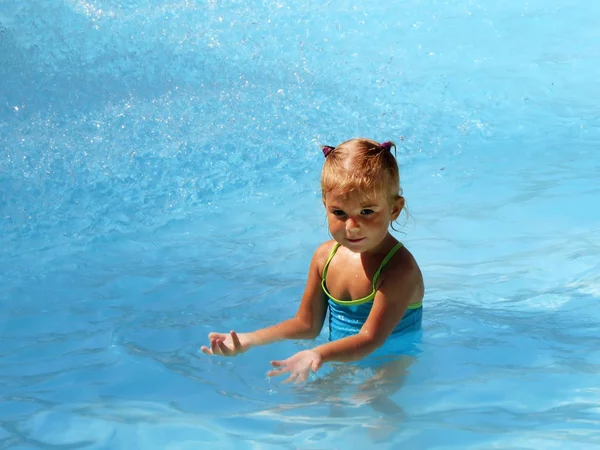 Mała Dziewczynka Pływanie Morzu Niebieski — Zdjęcie stockowe