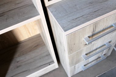 Komodinin yanında. Mobilyalar. Yatak odasının içinde..