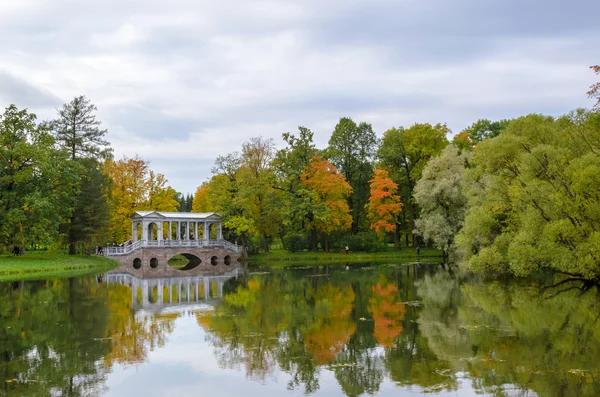 Jesienny krajobraz w parku — Zdjęcie stockowe