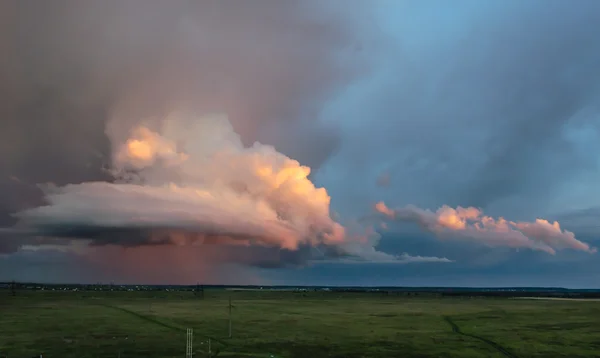 Çayır üzerinde pembe bulutlar