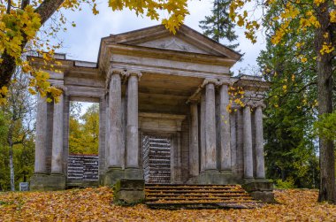 Sonbahar manzara antik portal