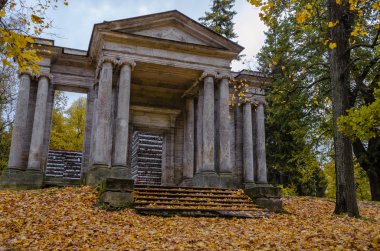 Sonbahar manzara antik portal