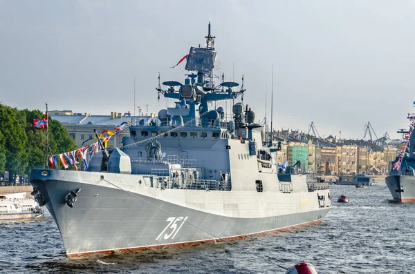 Fragata almirante Essen en el río Neva en San Petersburgo — Foto de Stock