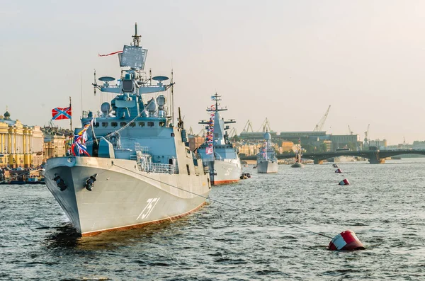 Le défilé des navires de guerre dans la rivière Neva — Photo