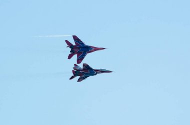 Saint Petersburg, Rusya - 9 Temmuz 2017: akrobasi grubu Strizhi Airshow, iki Mig-29 uçuş oluşumu