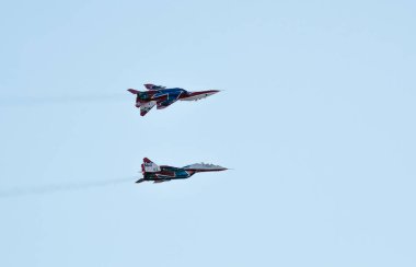 Saint Petersburg, Rusya - 9 Temmuz 2017: akrobasi grubu Strizhi Airshow, iki Mig-29 uçuş oluşumu