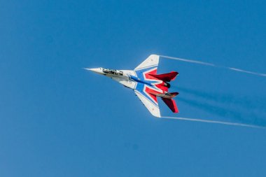 Saint Petersburg, Rusya Federasyonu - 9 Temmuz 2017: Mig-29 akrobasi ekibi ebabiller Airshow yükseklik değer kazandı.