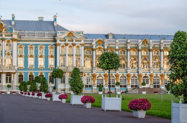 Saint Petersburg, Rusya 30 Ağustos 2015: batan güneşin ışınları Catherine sarayda ana Cephesi parçası