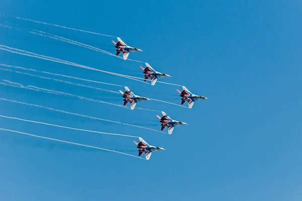Sechs Überschallkampfflugzeuge Mig Den Farben Blau Und Rot Fliegen Einer — Stockfoto