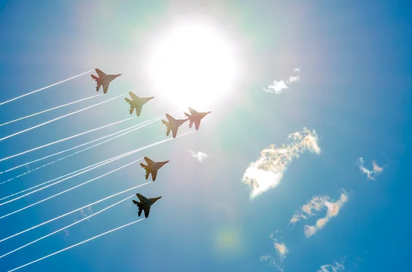 Grup uçuş altı mig-29 akrobasi takımı St. Petersburg hava fuarında. Temmuz 2017.