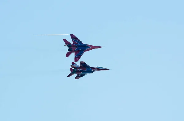 SAN PETERSBURG, RUSIA - 9 DE JULIO DE 2017: formación volando dos MiG-29 del grupo aerobático Strizhi en Airshow — Foto de Stock