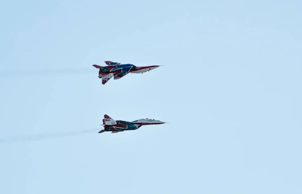 Saint petersburg, russland - 9. juli 2017: formationsflug zweier mig-29 der kunstfluggruppe strizhi auf flugschau — Stockfoto