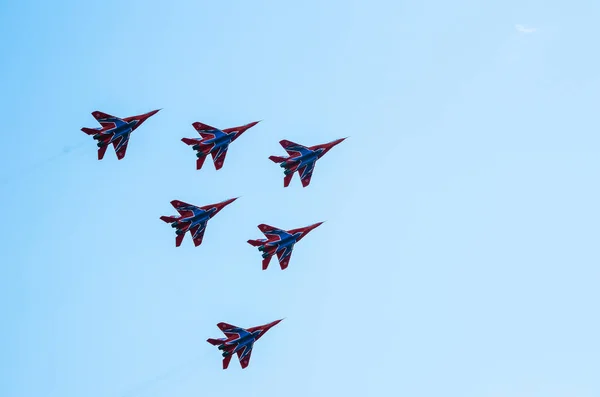 Sechs Überschallkampfflugzeuge Mig Den Farben Blau Und Rot Fliegen Einer — Stockfoto