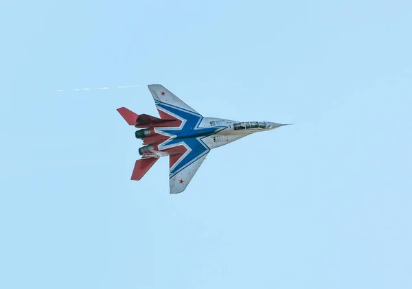 SAINT PETERSBURG, RUSSIA - JULY 9, 2017: The Mig-29 from the aerobatic team Swifts gains altitude in Airshow. — Stock Photo, Image