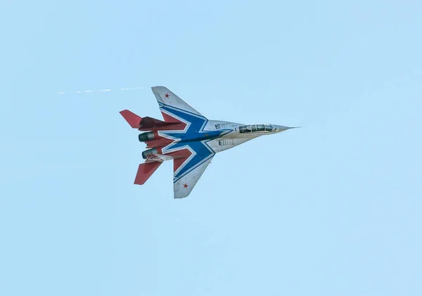 SAINT PETERSBURG, RUSSIE - 9 JUILLET 2017 : Le Mig-29 de l'équipe de voltige Swifts prend de l'altitude en spectacle aérien . — Photo