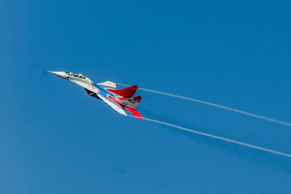 SAINT PETERSBURG, RUSSIA - JULY 9, 2017: The Mig-29 from the aerobatic team Swifts gains altitude in Airshow. — Stock Photo, Image