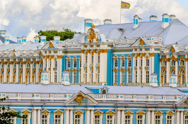 SAINT PETERSBURG, RUSSIA  August 30, 2015: the complex facades of the Catherine Palace in Tsarskoye Selo — Stock Photo, Image