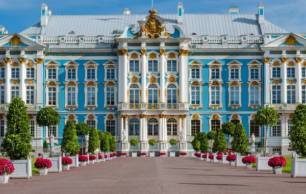 SAINT PETERSBURG, RUSSIA  August 30, 2015: fragment of the main facade of the Catherine Palace in Tsarskoye Selo. — Stock Photo, Image