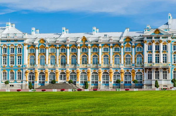 SAINT PETERSBURG, RUSSIA  August 30, 2015: Detail of the facade of the Catherine Palace in the royal village. — Stock Photo, Image