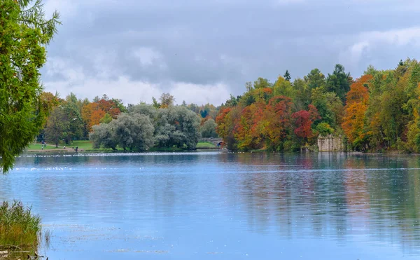 The old ruined stone pier on the background of autumn forest — Stock Photo, Image