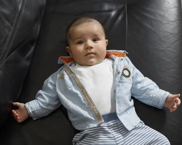 Tatlı bir erkek bebeğin portresi.