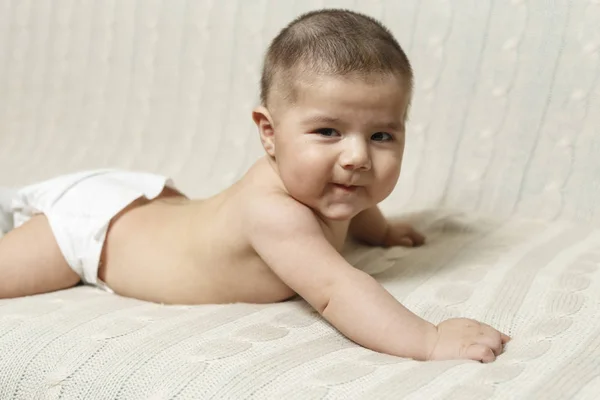 4-miesięcznego chłopca dziecka jest układanie na brzuszku w domu Zdjęcia Stockowe bez tantiem