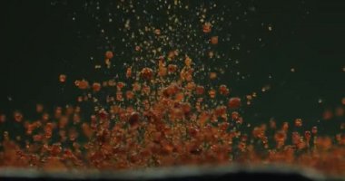 Renkli Macro shot 'ı. Sıvı kahve dansı ve titreşimlerden şekiller yaratmak.