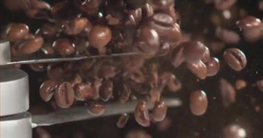 Kahve makinesindeki kahve çekirdekleri öğütmeye başladı.