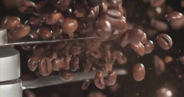 grains de café Café dans le moulin à café commence à moudre 