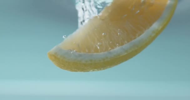 石灰和柠檬片落水的特写慢镜头 — 图库视频影像