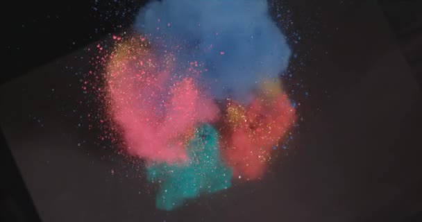 Διάφορες Χρωματιστές Σκόνη Εκρήγνυται Προς Την Κάμερα — Αρχείο Βίντεο
