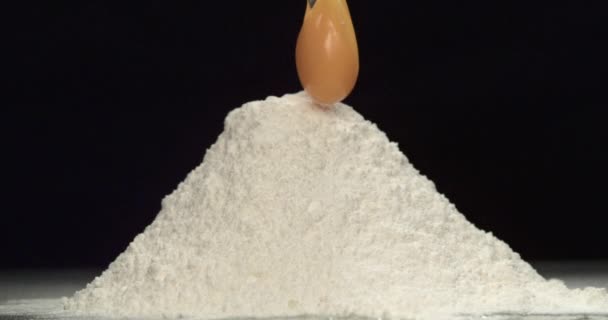 蛋黄滴在面粉上的特写慢镜头 — 图库视频影像