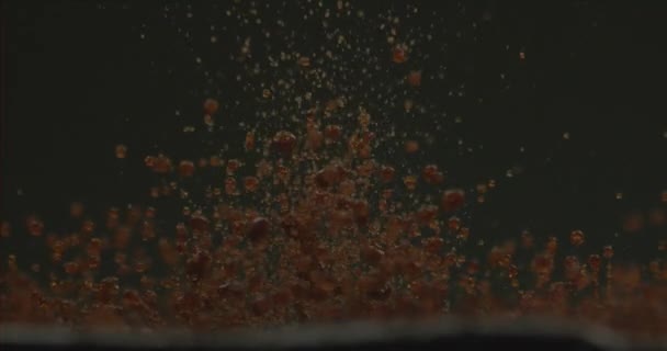 Makroaufnahme Von Flüssigem Kaffee Der Tanzt Und Durch Vibrationen Muster — Stockvideo