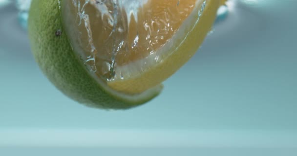 Gros Plan Séquences Ralenti Limette Tranches Citron Tombant Dans Eau — Video