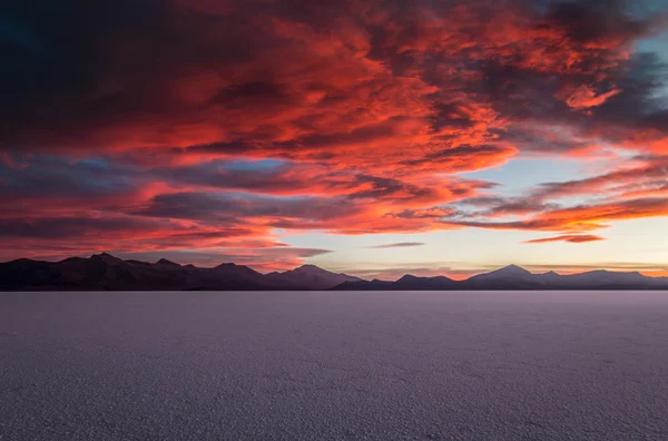 Закат в Салар-Уюни в Боливии — стоковое фото