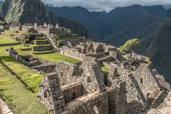 Bonita vista de las ruinas de Machu Picchu — Foto de Stock