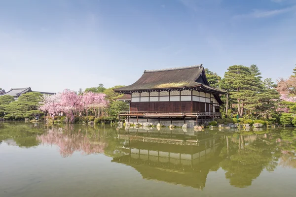 Joli jardin japonais dans le palais de Kyoto — Photo