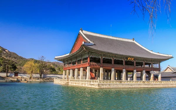 Gyeonghoeru paviljong på Gyeongbokgung Palace i Seoul — Stockfoto