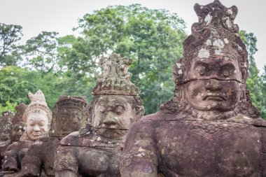 Angkor Thom kapısı heykeller
