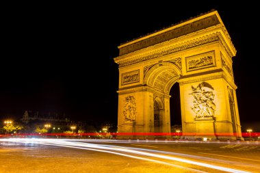 Arc de Triumph gece Paris'te