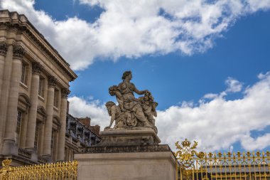 Heykel Paris Versailles Sarayı'nın kapısında