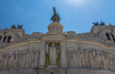 Victor Emmanuel II anıtı, Roma heykeli