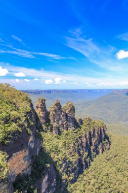 Mavi Dağları Milli Parkı içinde üç kız kardeş