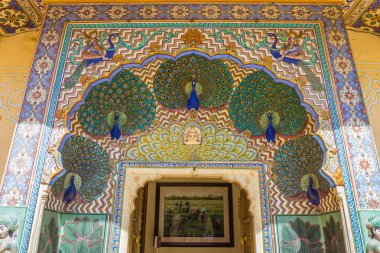 Tavus kuşu kapı Jaipur sarayında görüntüsünü